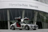 Mercedes SLS полетя и кацна върху музея в Щутгарт