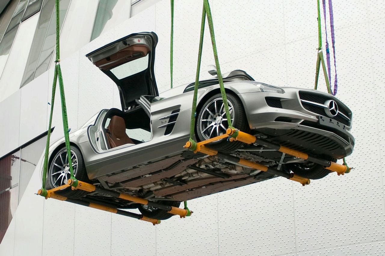 Mercedes SLS AMG Gullwing лети