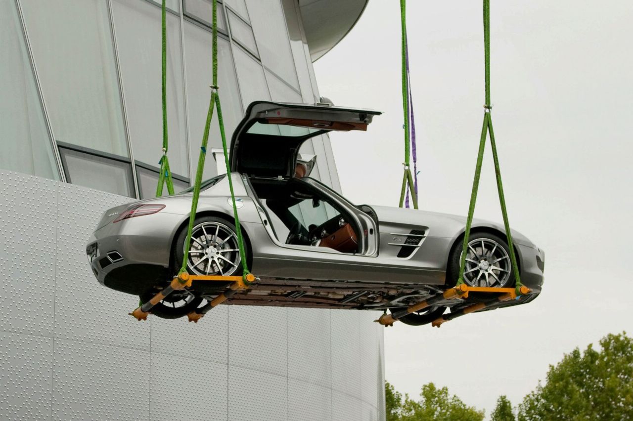 Mercedes SLS AMG Gullwing лети