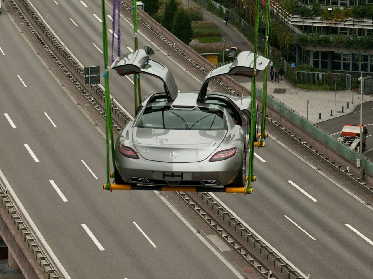 Mercedes SLS AMG Gullwing лети