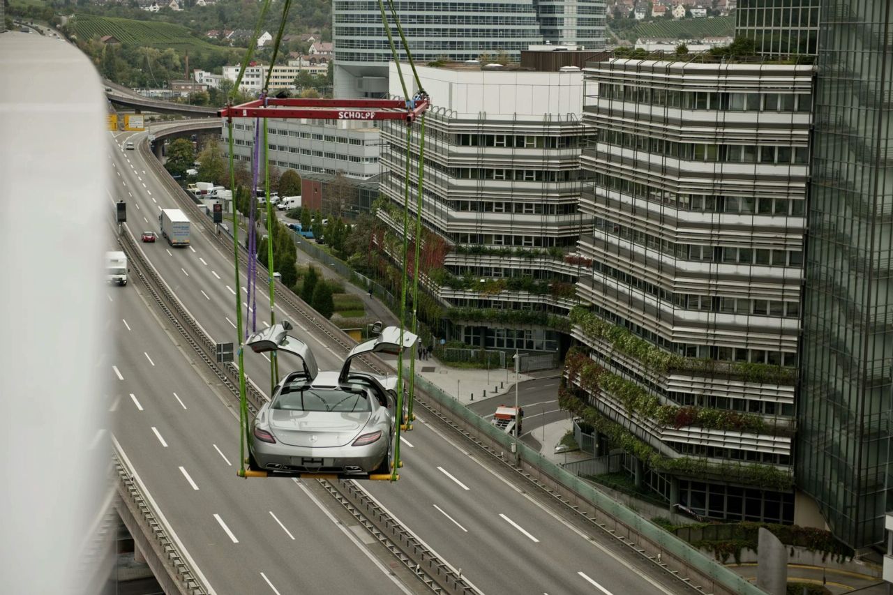 Mercedes SLS AMG Gullwing лети