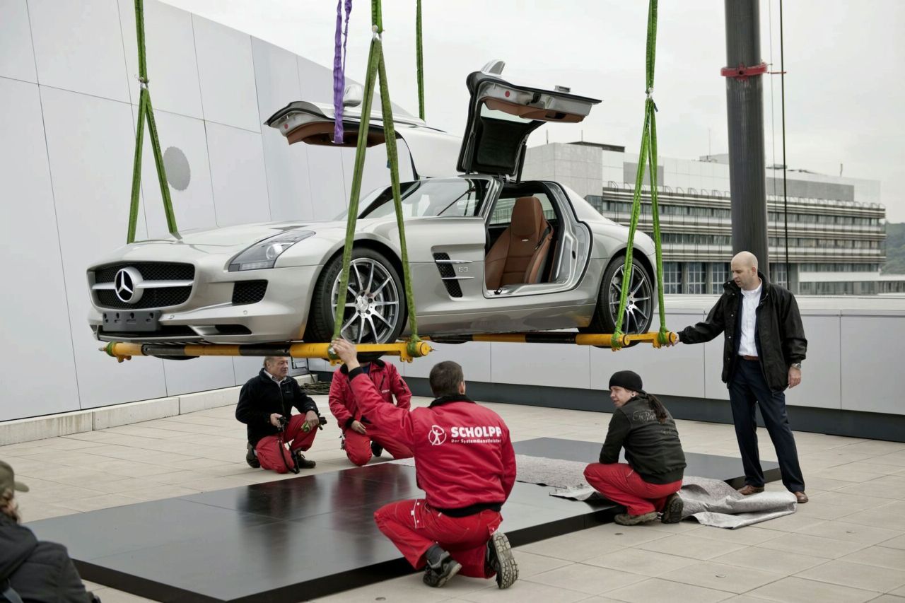 Mercedes SLS AMG Gullwing лети