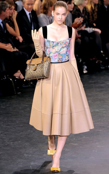 Женствен силует