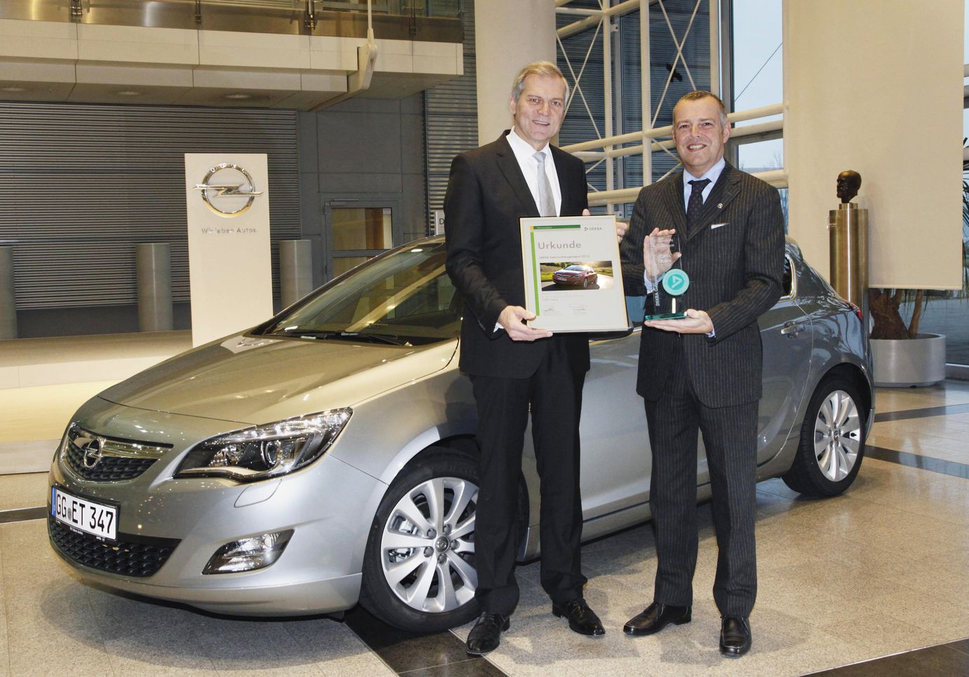 Opel Astra с награда DEKRA
