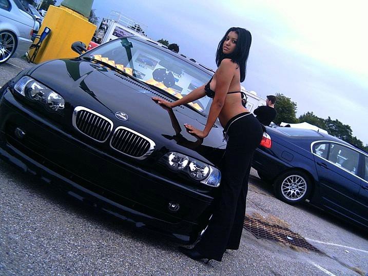 Момичета с BMW-та
